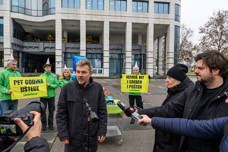 Juričan i Greenpeace izveli performans pred Inom. Stigla Inina reakcija