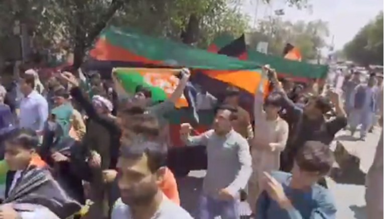 Ljudi mahali afganistanskim zastavama i bacali talibanske, ovi ih napali. Ima mrtvih
