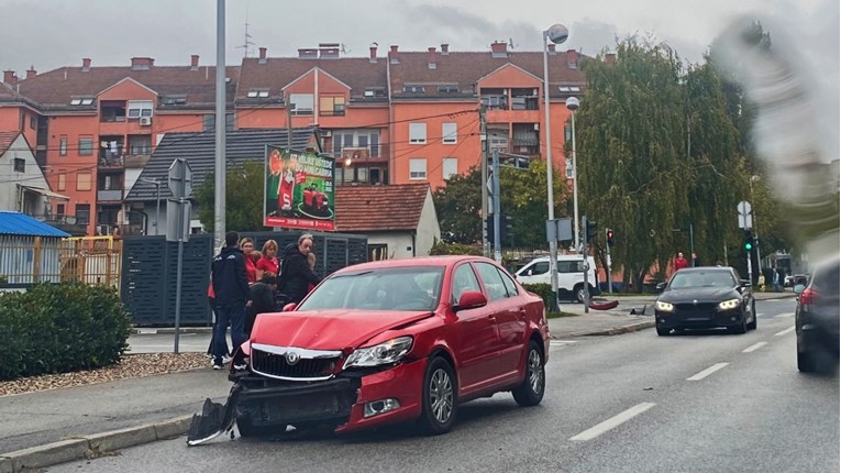 Prometna u Zagrebu. Sudarili se Škoda i Peugeot