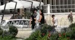 Dvije cure se u Splitu usred dana okupale u fontani, sve snimio prolaznik
