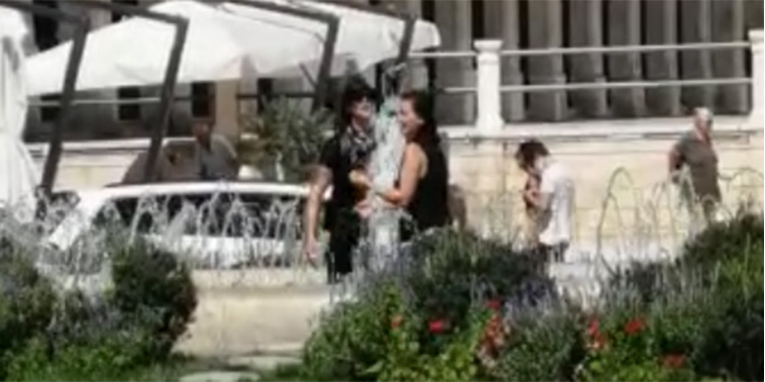 Dvije cure se u Splitu usred dana okupale u fontani, sve snimio prolaznik