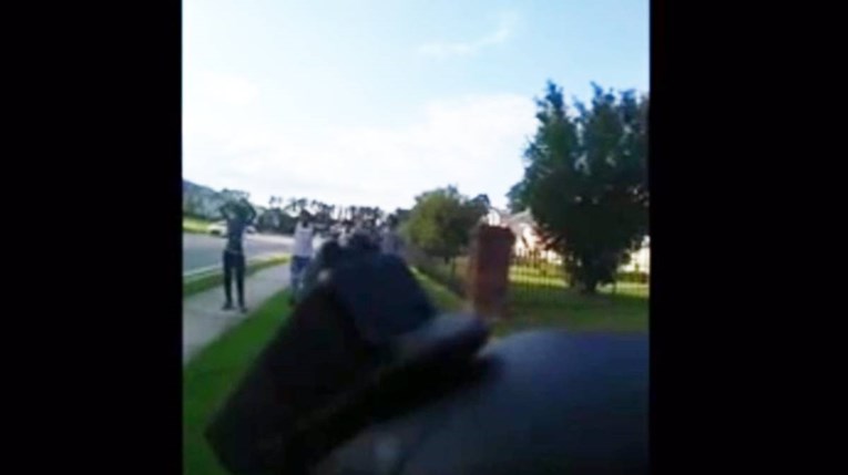 VIDEO Policajac u SAD-u uperio pištolj u grupu tinejdžera, susjedi digli paniku