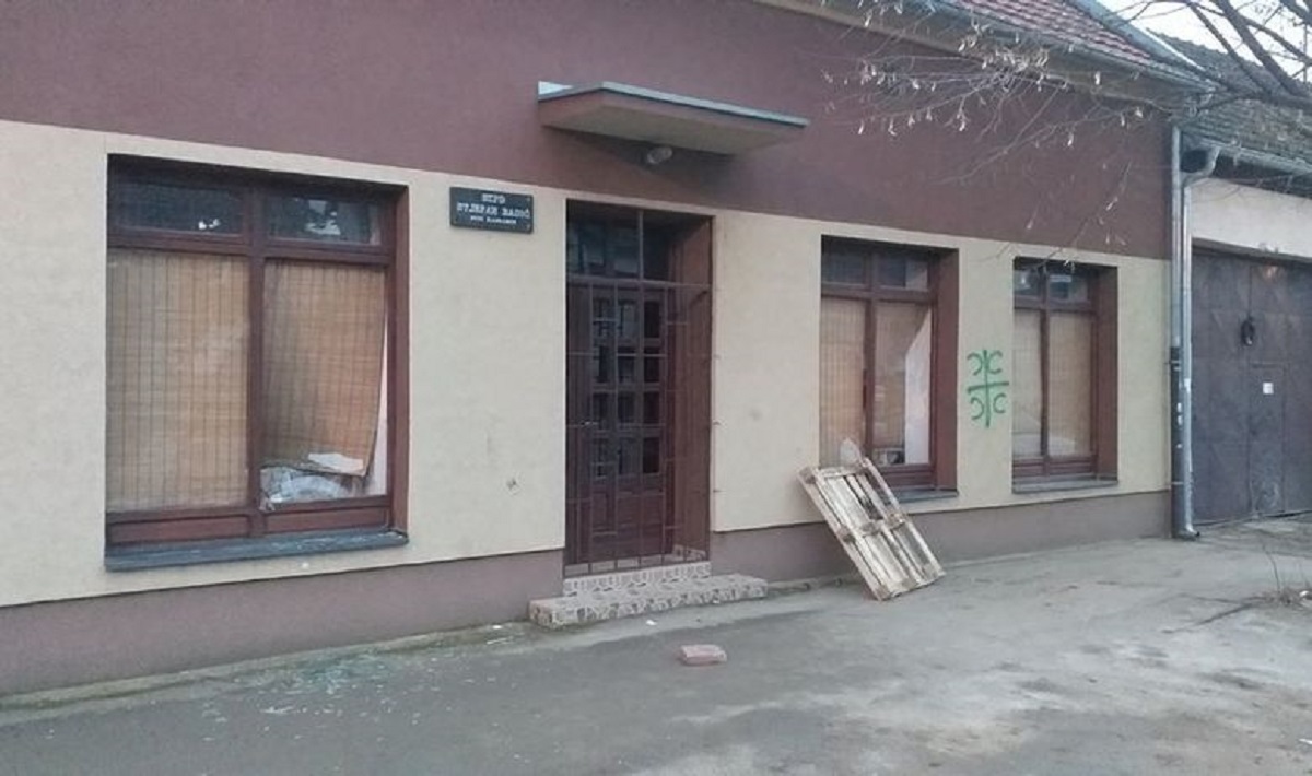 Uhićen napadač koji je razbio prozore na Hrvatskom domu u Srbiji