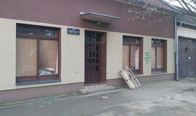 FOTO Napad na Hrvatski dom u Srbiji, razbijeni prozori