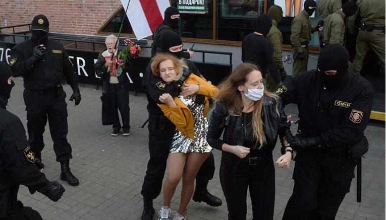 Prosvjednici u Bjelorusiji policajcima skidaju maske s lica. Za to postoji razlog