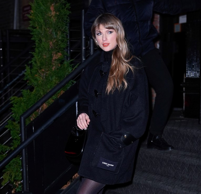 Taylor Swift u crnom izdanju ukrala pažnju u izlasku s prijateljicom