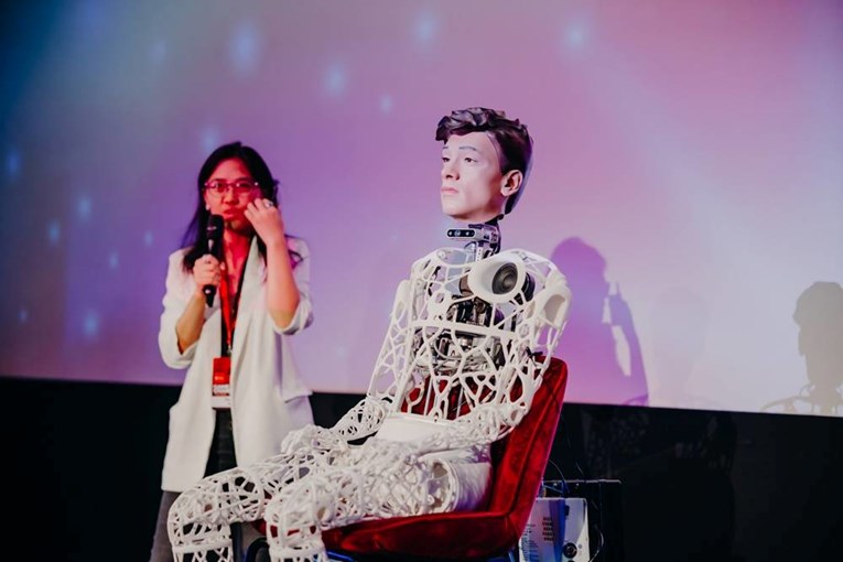 Na konferenciji u Zagrebu humanoidni robot razgovarao s posjetiteljima