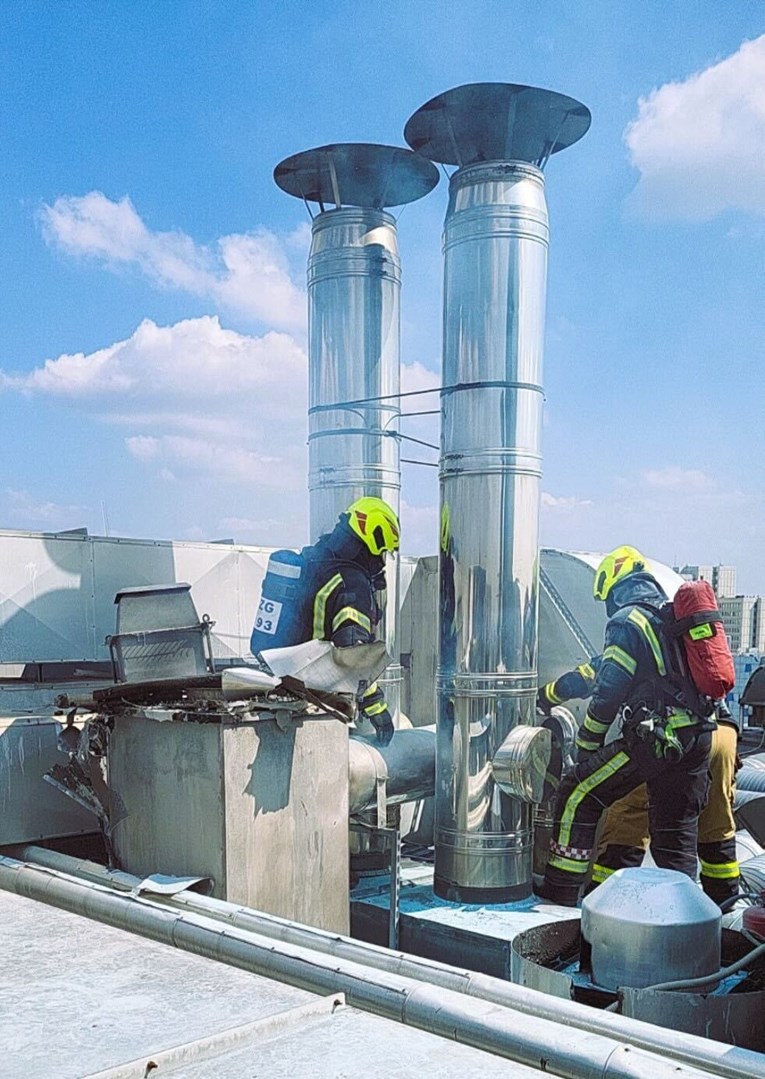 Požar u ventilaciji restorana u Green Goldu u Zagrebu, vatrogasci na terenu