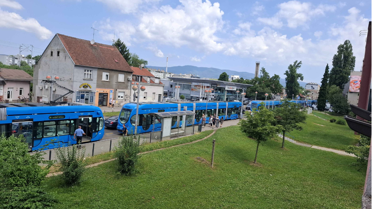 Tramvajski vod pao na ženu u Zagrebu, promet u kolapsu