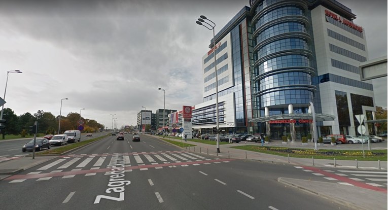 Mercedesom se u Zagrebu namjerno zaletio u redarku koja je usmjeravala promet