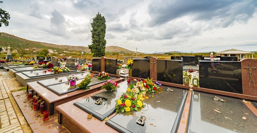 Netko je uništio nadgrobne spomenike katoličkog groblja u središnjoj BiH