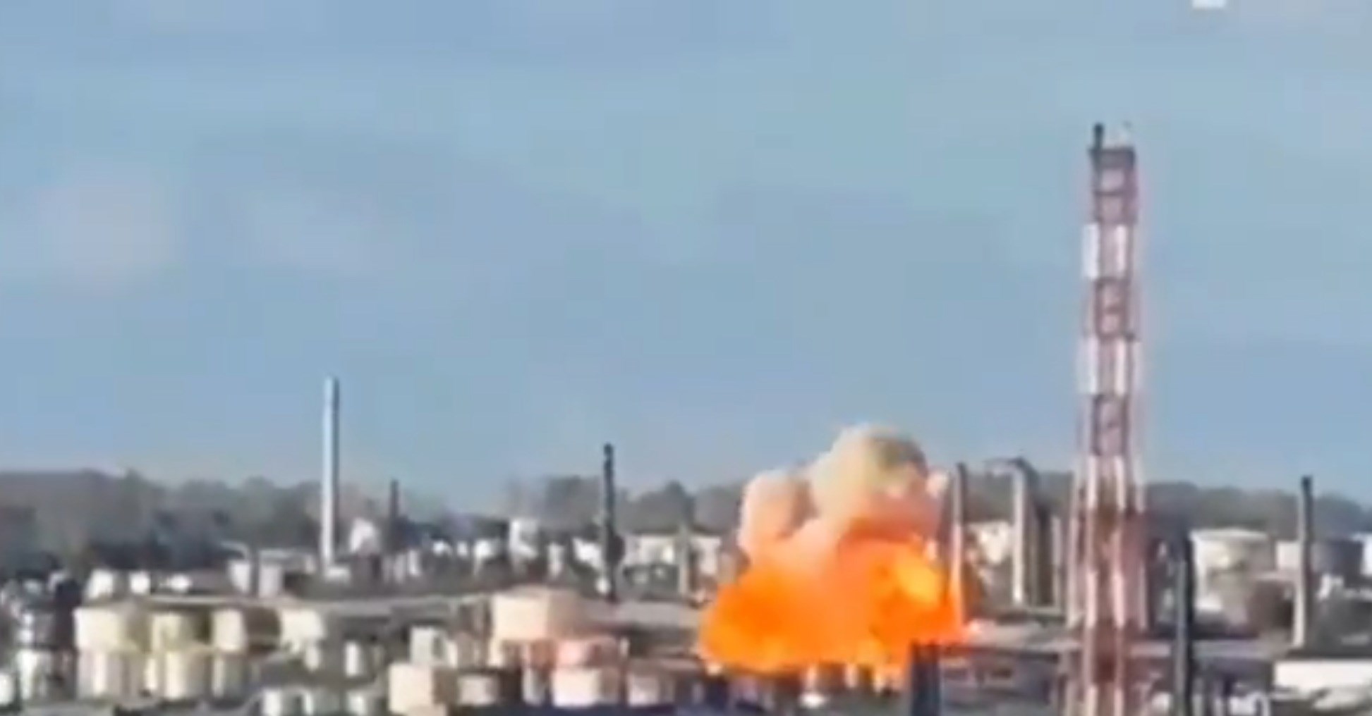 ВИДЕО Напад со беспилотно летало врз втората најголема рафинерија во Русија, се запали