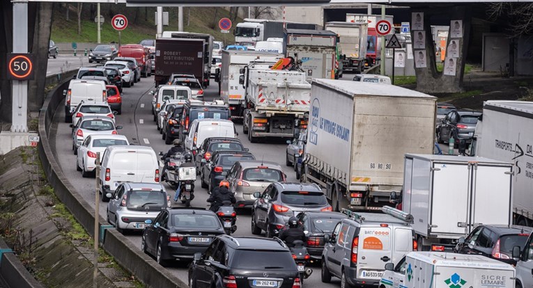 Francuzi uvode automatsko kažnjavanje prebučnih vozila