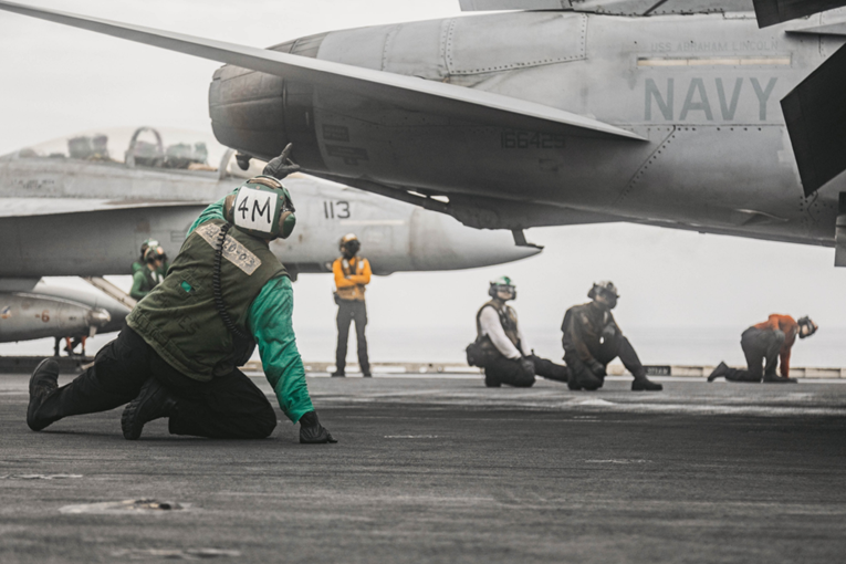 Incident na USS-u Abraham Lincoln, ozlijeđen mornar