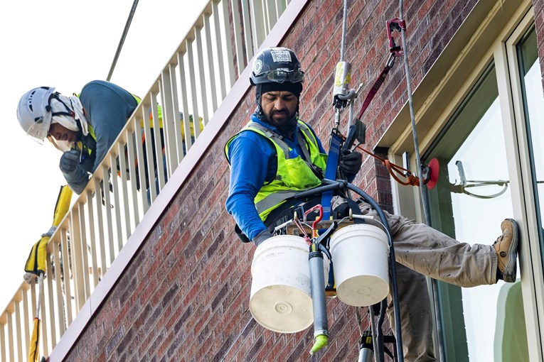 Zapošljavanje u SAD-u ubrzalo na početku godine, nezaposlenost blago pala
