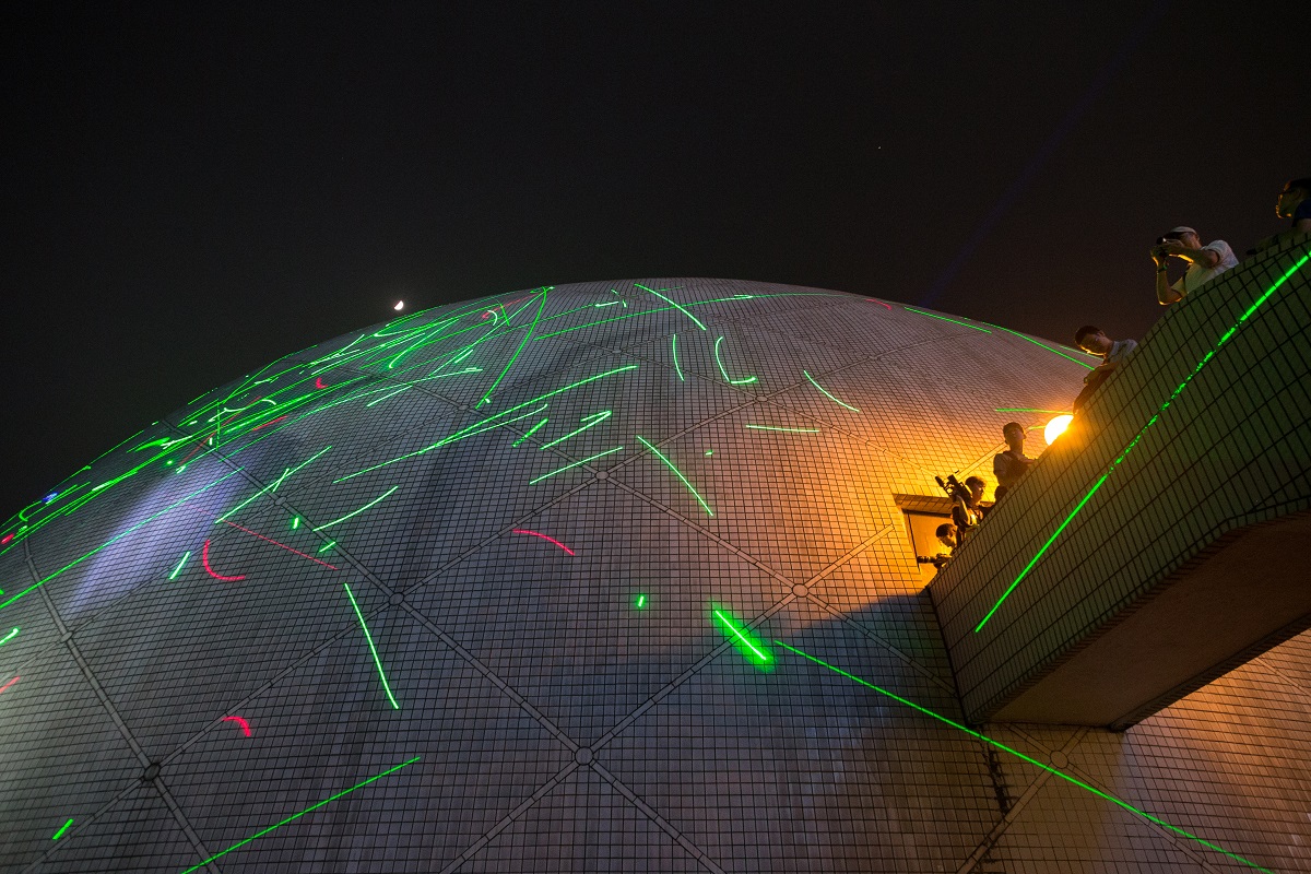 Prosvjednici laserima osvijetlili muzej u Hong Kongu, policija ih hvatala