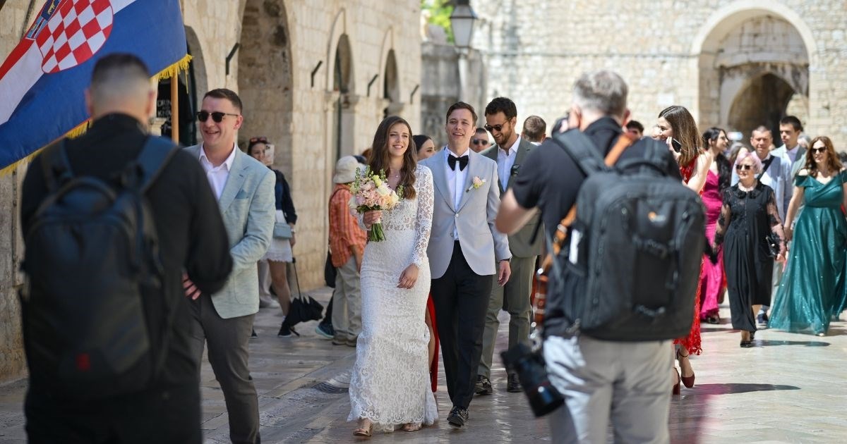 Fotka dana: Mladenci na Stradunu privukli pažnju prolaznika