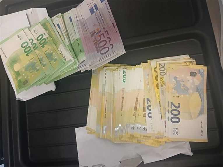 Pokušao unijeti 50.000 eura bez prijave pa platio skupu kaznu