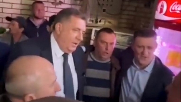 Pogledajte kako Dodik pjeva pjesmu koja slavi ubijanje Hrvata