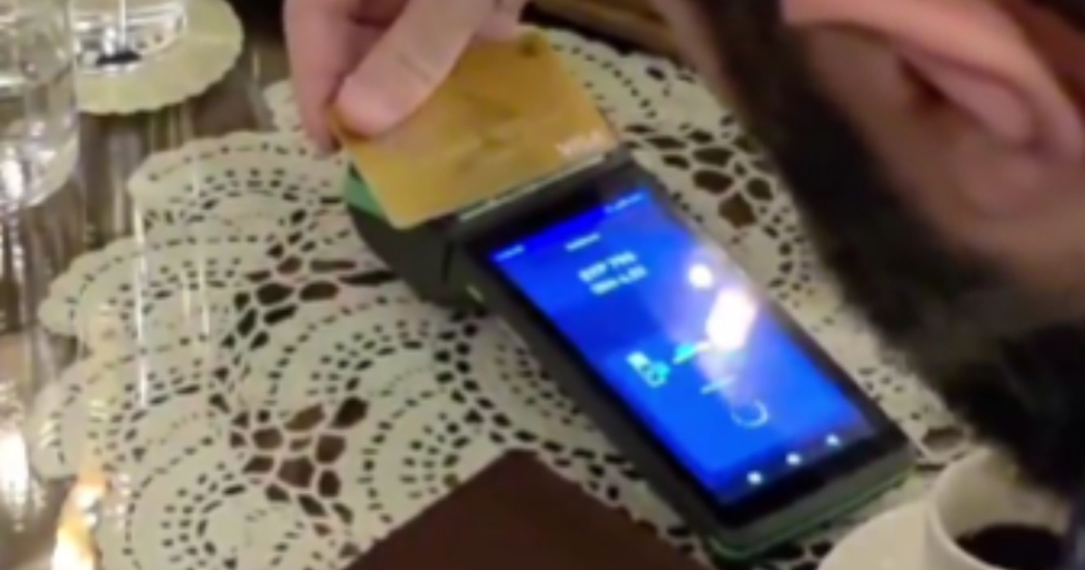 VIDEO Sirija se vraća u svjetski financijski sustav. Predsjednik platio kavu karticom