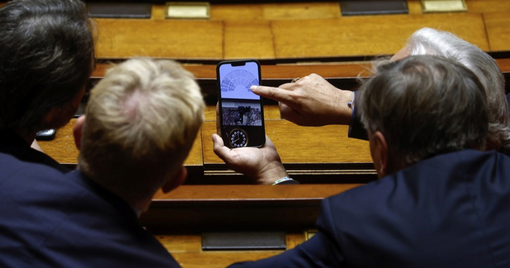 Francuski parlament odgodio Macronovu mirovinsku reformu