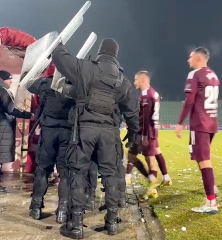 VIDEO Navijači Sarajeva nakon kiksa grudama gađali igrače. Morala ih čuvati policija