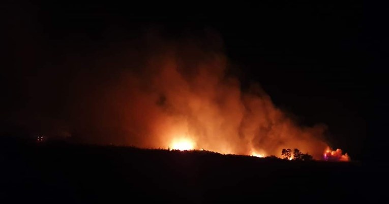 Izbio je veliki požar na otoku Viru