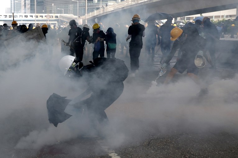 Policija bacila suzavac na prosvjednike u Hong Kongu