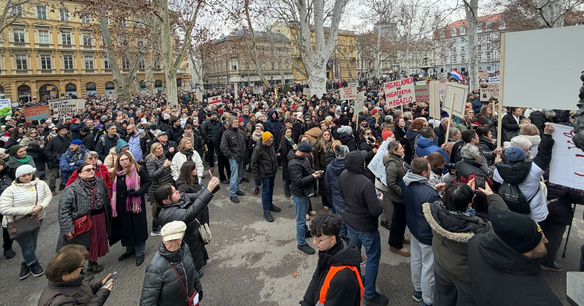 U Zagrebu prosvjed protiv sisačke farme pilića. "Ne pilićarskoj eko bombi"