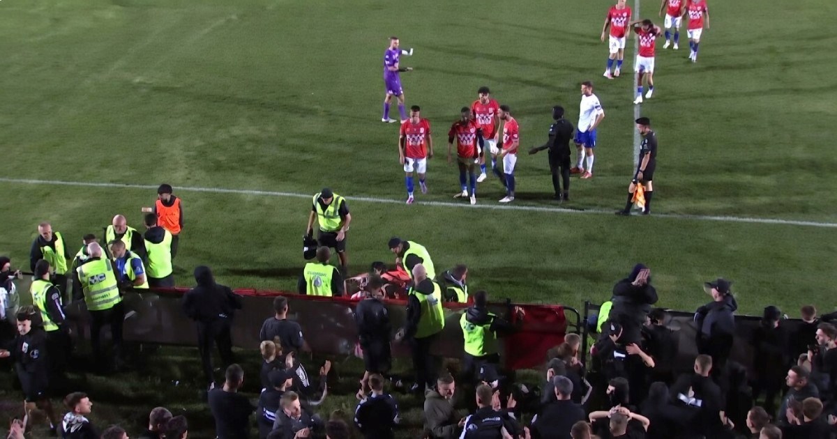 VIDEO Ograda pala na igrača na utakmici klubova hrvatskih i srpskih iseljenika