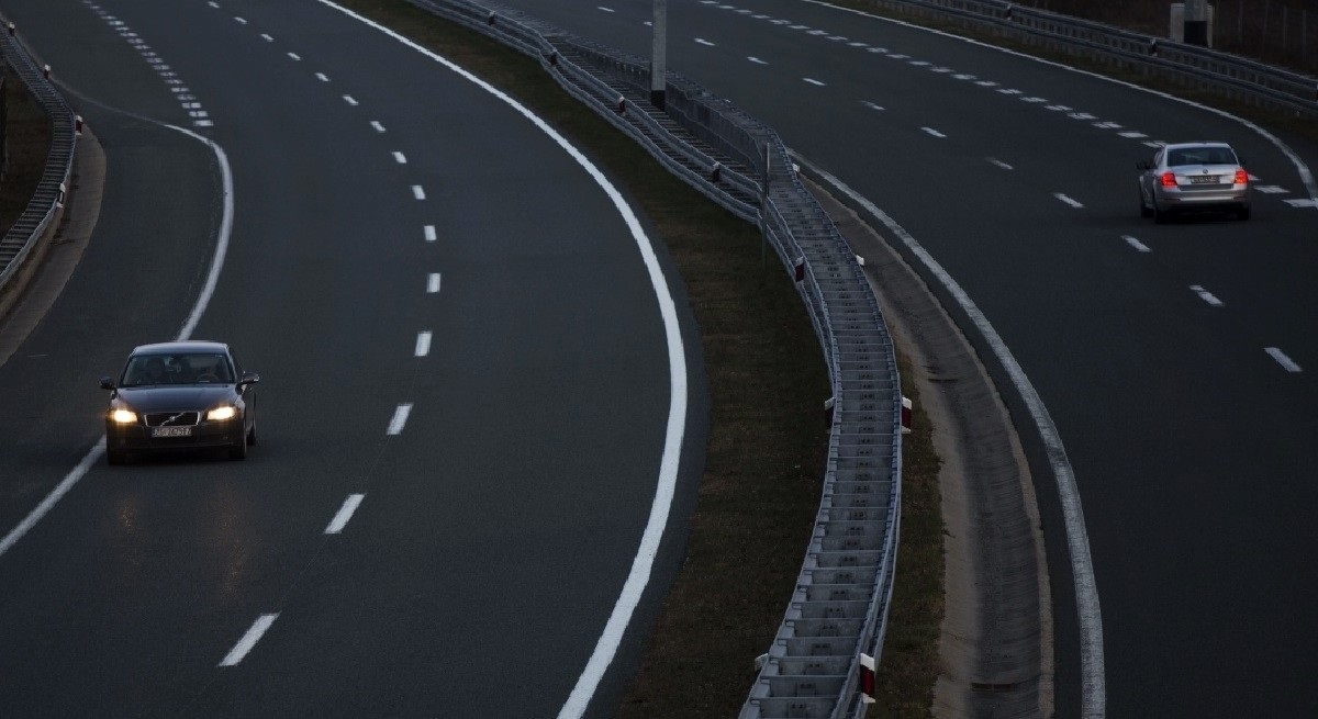 Vjetar otežava promet, neke dionice autocesta otvorene samo za aute