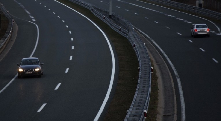 Vjetar otežava promet, neke dionice autocesta otvorene samo za aute