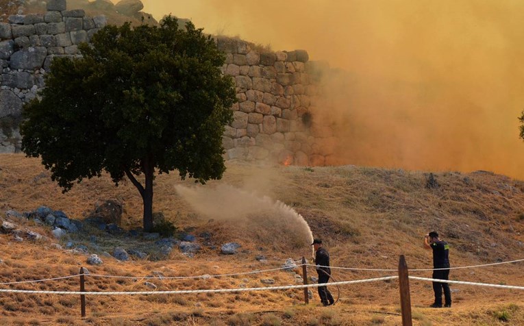 Blizu Atene izbio ogroman šumski požar, vatra zahvatila kuće