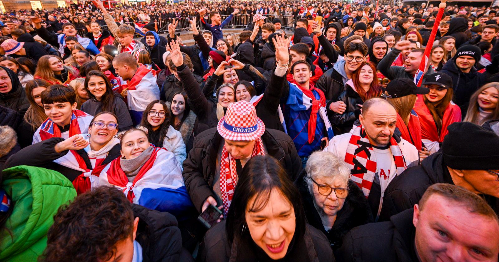 UŽIVO Rukometaši stižu iza 18:30. Trgom se ori "Lijepa li si", upaljene baklje