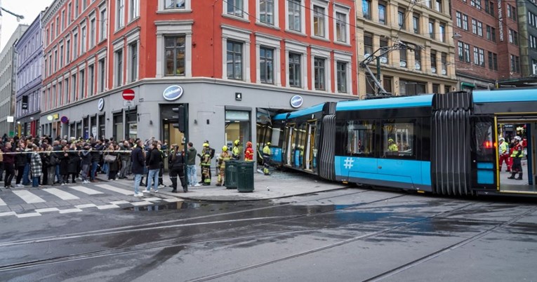 FOTO Tramvaj se zabio u trgovinu u središtu Osla