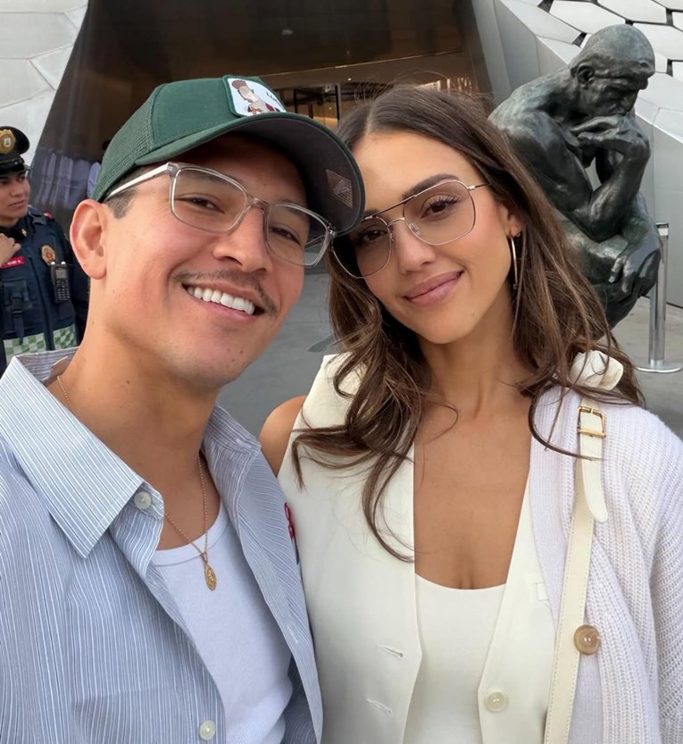 Jessica Alba uživa u Meksiku s dečkom nakon službenog razvoda od Casha Warrena