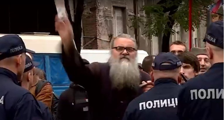 VIDEO Pravoslavni monah kojem smetaju gejevi u Beogradu bocom gađao novinare N1