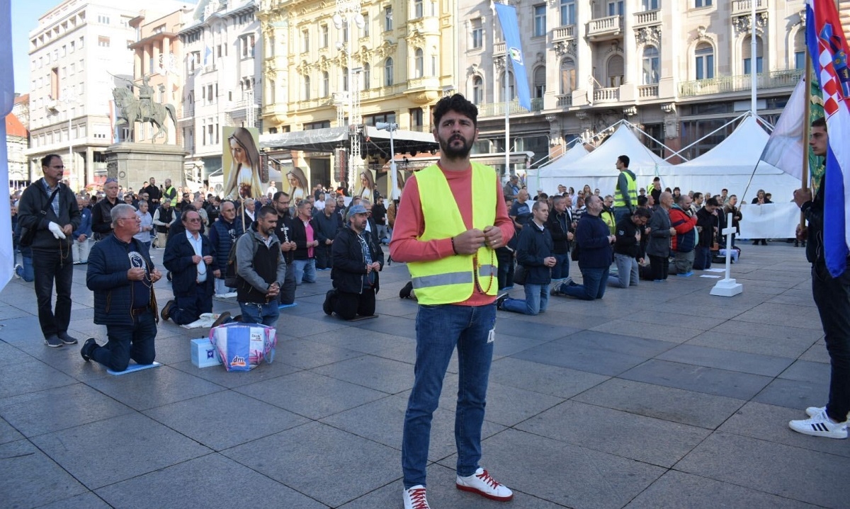VIDEO Klečavci na Trgu u Zagrebu. Prosvjednici udarali bubnjevima. Pernar se svađao