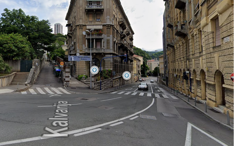 Biciklist teško ozlijedio pješakinju na stepenicama u centru Rijeke