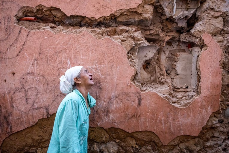 Slike žene iz Maroka obišle svijet: Stoji ispred svoje kuće koju je uništio potres