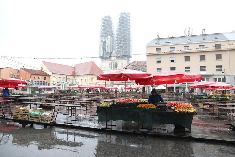 FOTO Kiša u Zagrebu neumorno pada, gotovo je ispraznila Dolac