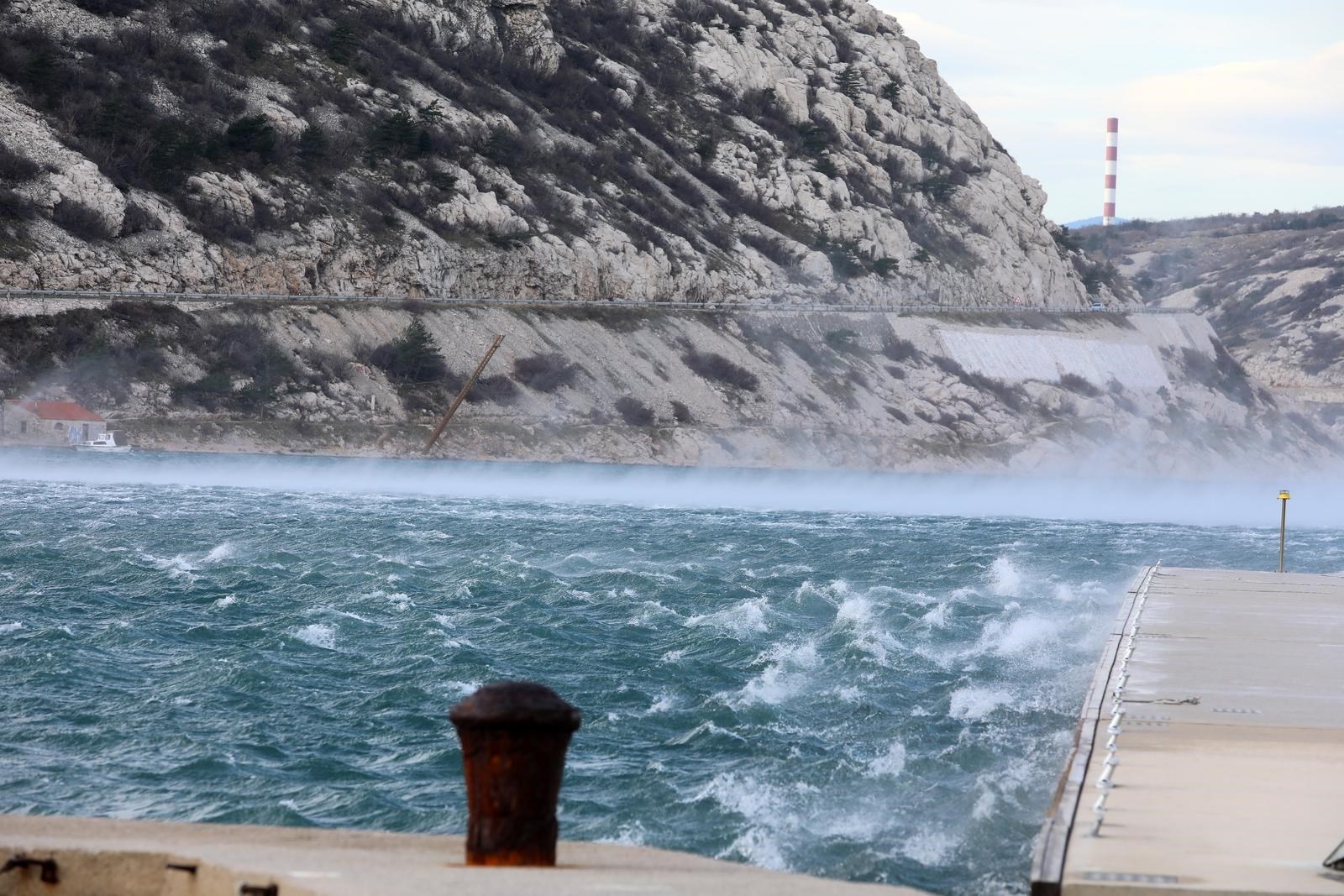 Prometne nesreće na A3 i A7, ceste mokre. Na moru jaka bura, neke linije u prekidu