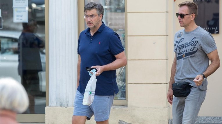 Neobrijani Plenković odmara u Opatiji, fotografi ga ulovili kako izlazi iz ljekarne