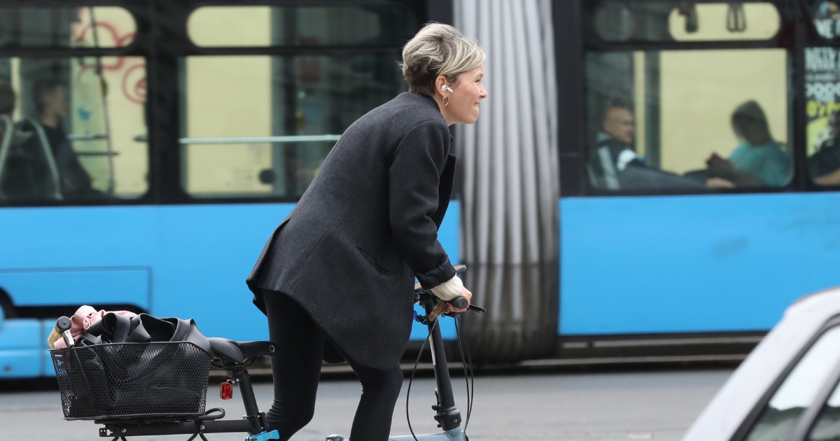 Ivana Kekin snimljena na biciklu u centru Zagreba
