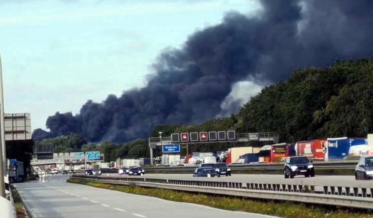 Ugašen ogroman požar u luci u Hamburgu
