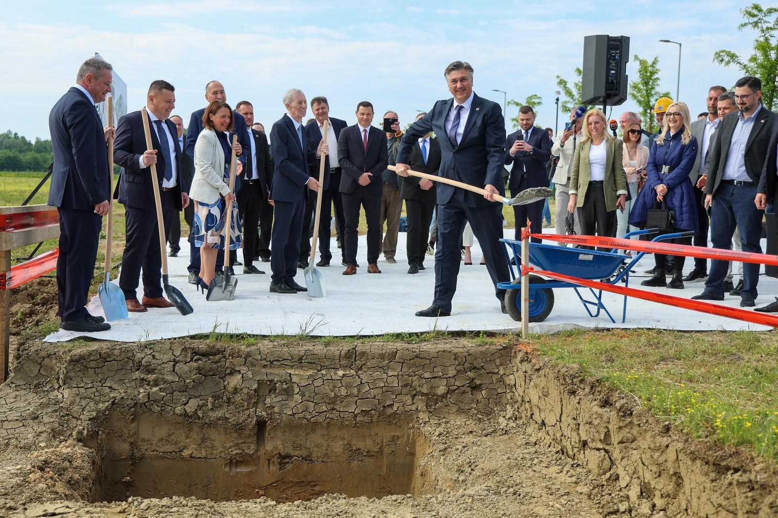 Počinju radovi na izgradnji postrojenja Imunološkog zavoda. Plenković s lopatom