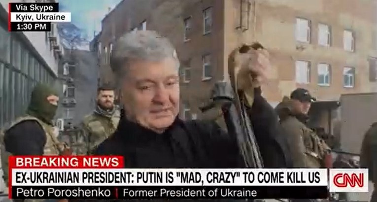 VIDEO Bivši ukrajinski predsjednik Porošenko na ulicama Kijeva s kalašnjikovom u ruci