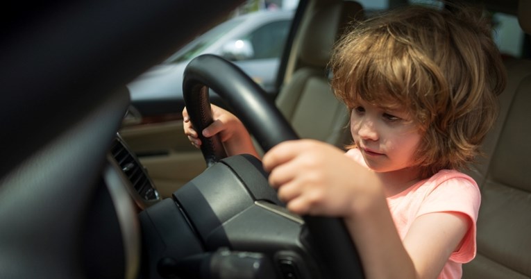 Osmogodišnjakinja u SAD-u ukrala mamin auto i odvezla se u trgovinu