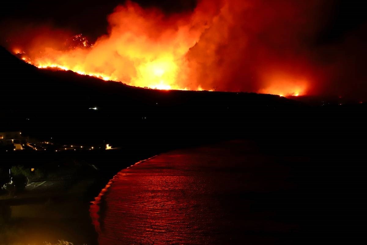 FOTO Masovne evakuacije turista na Kreti zbog požara, bolnice pod uzbunom