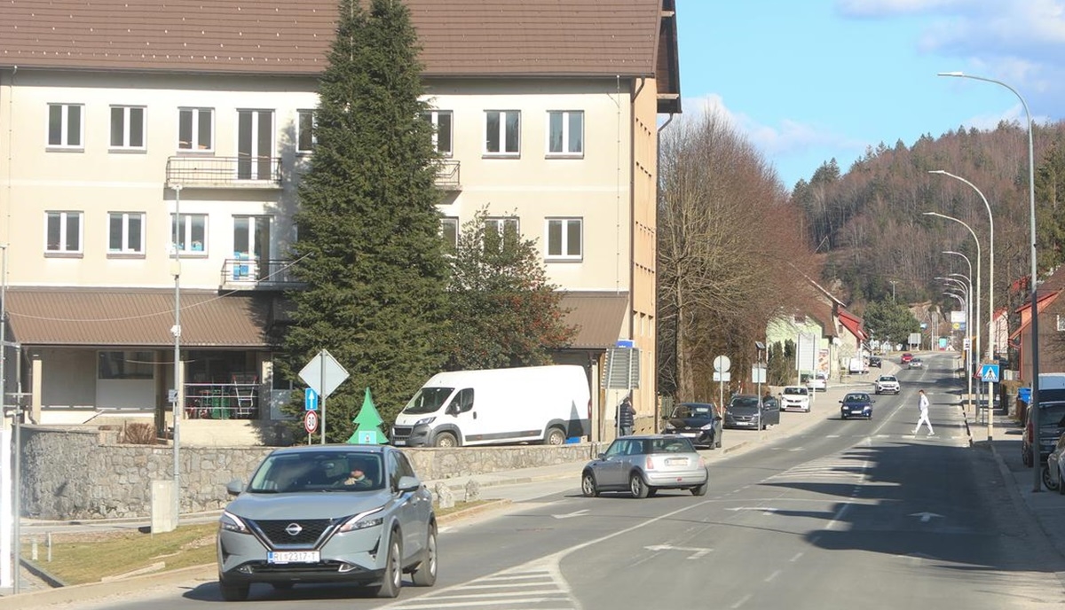 Zbog nesreće na staroj cesti kroz Gorski kotar vozi se jednim trakom
